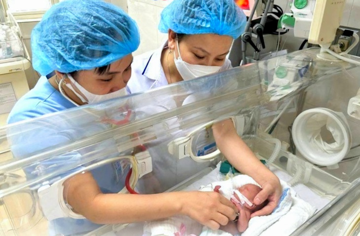 Cứu sống trẻ sơ sinh 1 ngày tuổi bị hạ đường huyết- Ảnh 1. Chăm sóc bệnh nhi hạ đường huyết sau sinh.