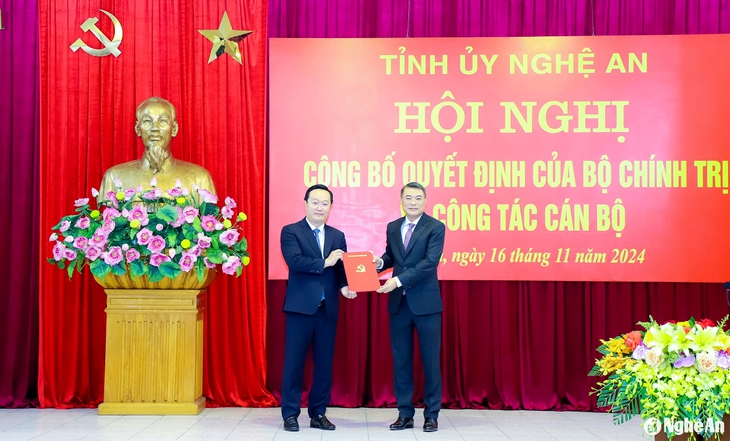 Công bố quyết định của Bộ Chính trị chuẩn y chức danh Bí thư Tỉnh ủy Nghệ An- Ảnh 1. Công bố quyết định của Bộ Chính trị chuẩn y chức danh Bí thư Tỉnh ủy Nghệ An- Ảnh 1.