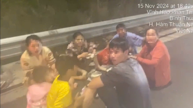 Tài xế đỗ ô tô trên cao tốc để cả nhà... ăn tối- Ảnh 1.
