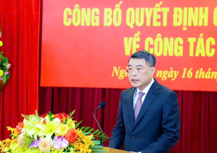Đồng chí Lê Minh Hưng - Ủy viên Bộ Chính trị, Bí thư Trung ương Đảng, Trưởng Ban Tổ chức Trung ương phát biểu giao nhiệm vụ cho đồng chí Nguyễn Đức Trung và Đảng bộ tỉnh Nghệ An. Đồng chí Lê Minh Hưng - Ủy viên Bộ Chính trị, Bí thư Trung ương Đảng, Trưởng Ban Tổ chức Trung ương phát biểu giao nhiệm vụ cho đồng chí Nguyễn Đức Trung và Đảng bộ tỉnh Nghệ An.