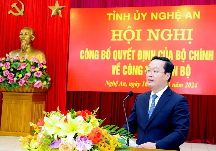 Công bố quyết định của Bộ Chính trị chuẩn y chức danh Bí thư Tỉnh ủy Nghệ An- Ảnh 4. Công bố quyết định của Bộ Chính trị chuẩn y chức danh Bí thư Tỉnh ủy Nghệ An- Ảnh 4.