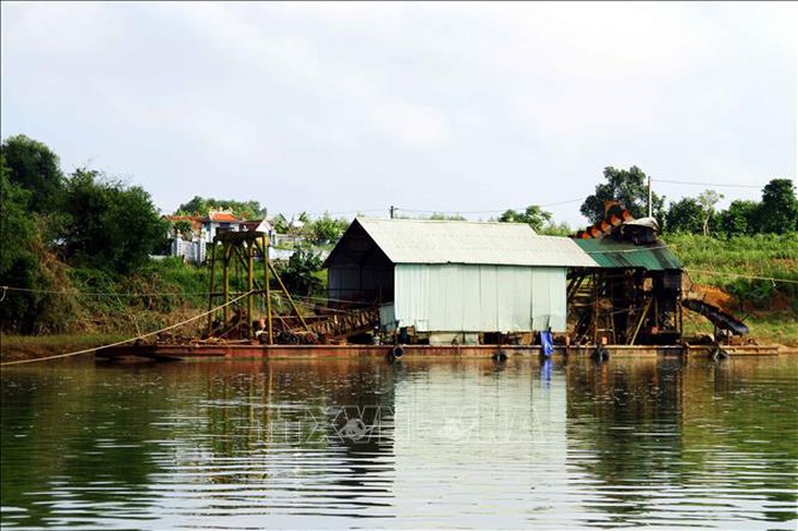 Người dân lo lắng vì sạt lở bờ sông Kiến Giang ngày càng nghiêm trọng- Ảnh 5. Người dân lo lắng vì sạt lở bờ sông Kiến Giang ngày càng nghiêm trọng- Ảnh 5.
