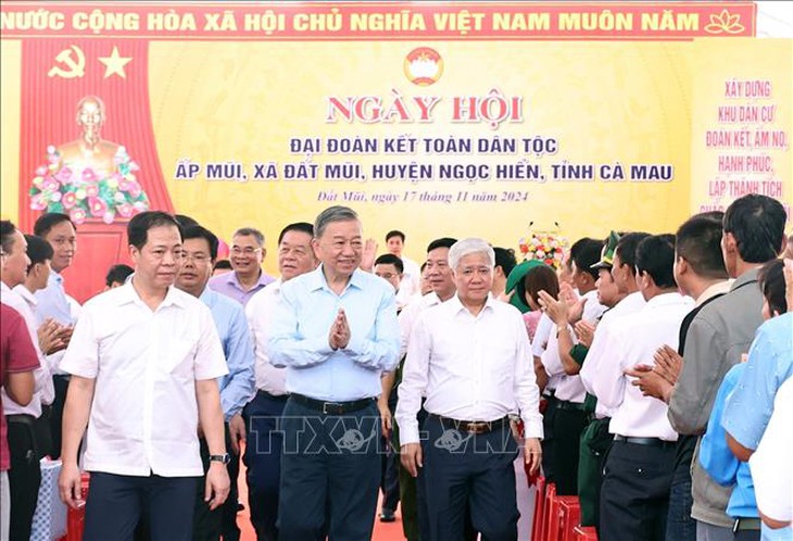 Tổng Bí thư Tô Lâm dự Ngày hội Đại đoàn kết toàn dân tộc tại ấp Mũi, xã Đất Mũi, Cà Mau- Ảnh 1. Tổng Bí thư Tô Lâm dự Ngày hội Đại đoàn kết toàn dân tộc tại ấp Mũi, xã Đất Mũi, Cà Mau- Ảnh 1.