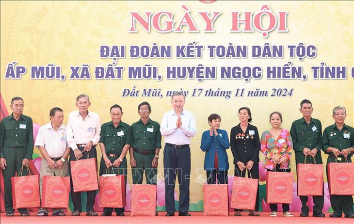 Tổng Bí thư Tô Lâm dự Ngày hội Đại đoàn kết toàn dân tộc tại ấp Mũi, xã Đất Mũi, Cà Mau- Ảnh 4. Tổng Bí thư Tô Lâm dự Ngày hội Đại đoàn kết toàn dân tộc tại ấp Mũi, xã Đất Mũi, Cà Mau- Ảnh 4.