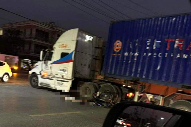 Va chạm với ô tô đầu kéo, một người đàn ông tử vong- Ảnh 1. Va chạm với ô tô đầu kéo, một người đàn ông tử vong- Ảnh 1.