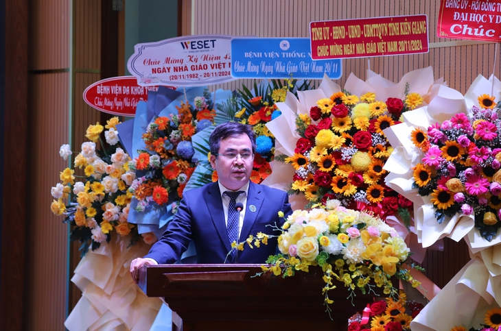 Thầy cô là nhân tố quyết định thành công của sự nghiệp đổi mới đào tạo nguồn nhân lực y tế- Ảnh 1. Thầy cô là nhân tố quyết định thành công của sự nghiệp đổi mới đào tạo nguồn nhân lực y tế- Ảnh 1.
