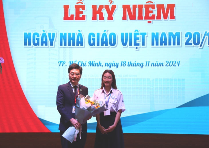 Thầy cô là nhân tố quyết định thành công của sự nghiệp đổi mới đào tạo nguồn nhân lực y tế- Ảnh 2. Thầy cô là nhân tố quyết định thành công của sự nghiệp đổi mới đào tạo nguồn nhân lực y tế- Ảnh 2.