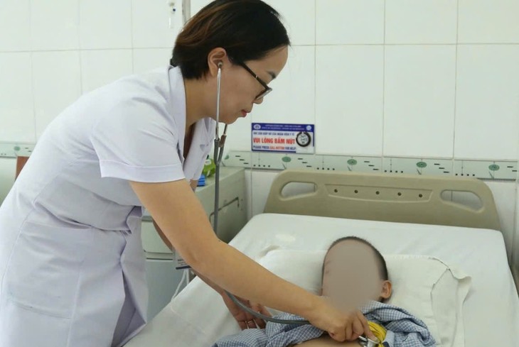 Bác sĩ chạy sang hàng xóm cứu bé 7 tuổi ngừng tuần hoàn
 do bị cửa cuốn kẹp cổ- Ảnh 1.