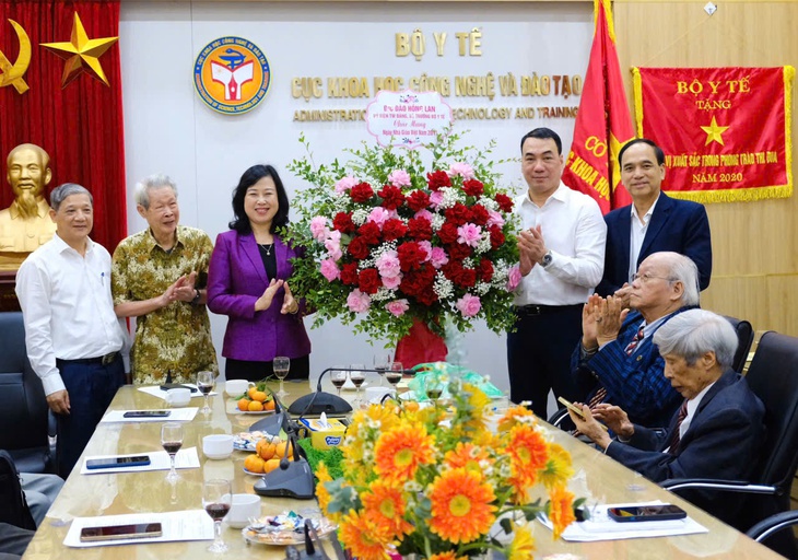 Bộ trưởng Đào Hồng Lan chúc mừng Cục Khoa học, Công nghệ và Đào tạo cùng các thầy cô giáo ngành y- Ảnh 1. Bộ trưởng Đào Hồng Lan chúc mừng Cục Khoa học, Công nghệ và Đào tạo cùng các thầy cô giáo ngành y- Ảnh 1.
