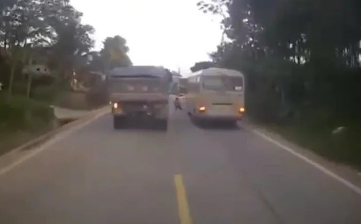 Băng qua đường, bé gái 5 tuổi bị xe tải tông tử vong
- Ảnh 1.