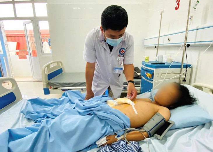 Bác sĩ tuyến huyện giành giật sự sống cho bé 11 tuổi gặp nạn nguy kịch- Ảnh 1.