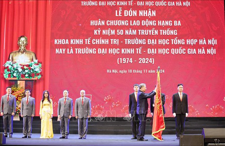 Tổng Bí thư Tô Lâm gặp mặt các nhà giáo, cán bộ quản lý giáo dục- Ảnh 5. Tổng Bí thư Tô Lâm gặp mặt các nhà giáo, cán bộ quản lý giáo dục- Ảnh 5.