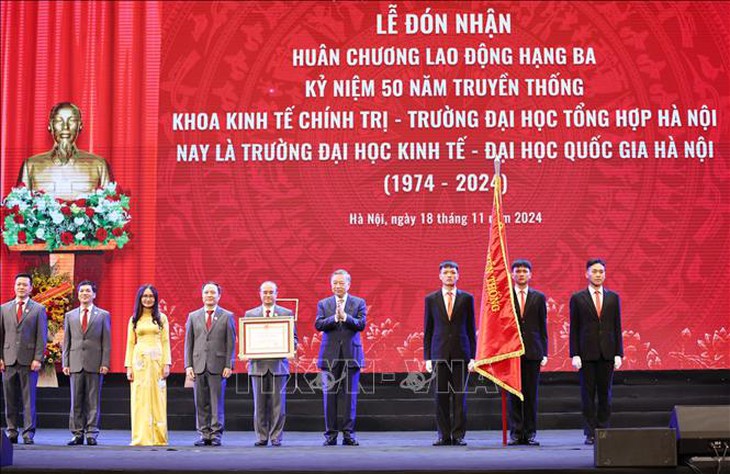 Tổng Bí thư Tô Lâm gặp mặt các nhà giáo, cán bộ quản lý giáo dục- Ảnh 6. Tổng Bí thư Tô Lâm gặp mặt các nhà giáo, cán bộ quản lý giáo dục- Ảnh 6.