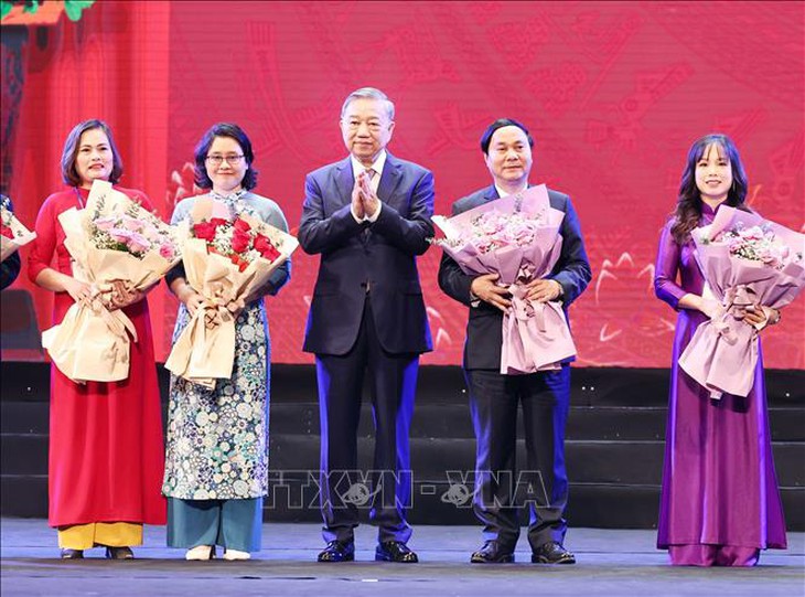Tổng Bí thư Tô Lâm gặp mặt các nhà giáo, cán bộ quản lý giáo dục- Ảnh 2. Tổng Bí thư Tô Lâm gặp mặt các nhà giáo, cán bộ quản lý giáo dục- Ảnh 2.