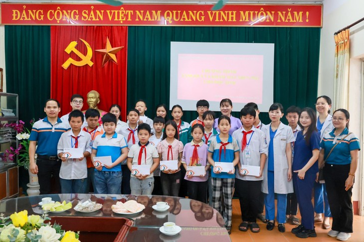 Bệnh viện Mắt Hà Nội 2 mang ánh sáng đến trường, bước cùng em tới tương lai tại Sông Công, Thái Nguyên- Ảnh 2. Bệnh viện Mắt Hà Nội 2 mang ánh sáng đến trường, bước cùng em tới tương lai tại Sông Công, Thái Nguyên- Ảnh 2.