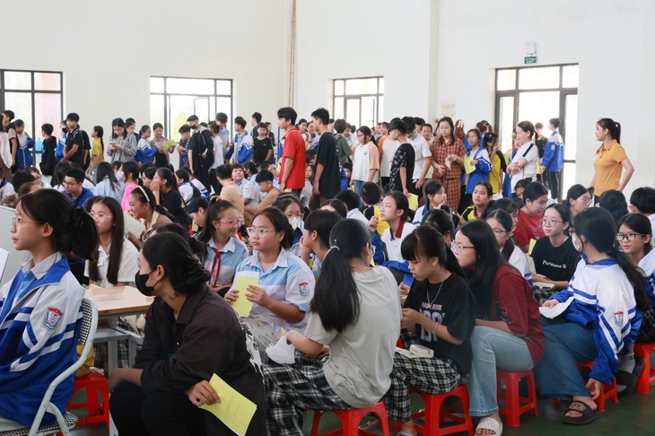 Bệnh viện Mắt Hà Nội 2 mang ánh sáng đến trường, bước cùng em tới tương lai tại Sông Công, Thái Nguyên- Ảnh 3. Bệnh viện Mắt Hà Nội 2 mang ánh sáng đến trường, bước cùng em tới tương lai tại Sông Công, Thái Nguyên- Ảnh 3.