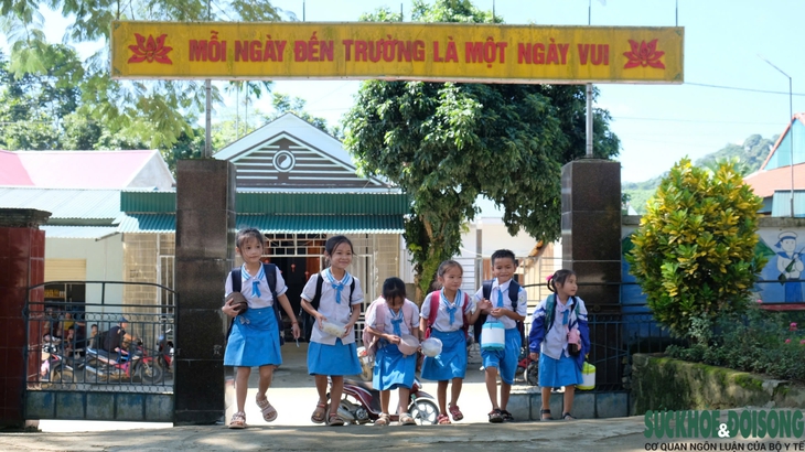 Thầy cô giáo bỏ tiền túi nấu cơm trưa cho học trò- Ảnh 1. Thầy cô giáo bỏ tiền túi nấu cơm trưa cho học trò- Ảnh 1.