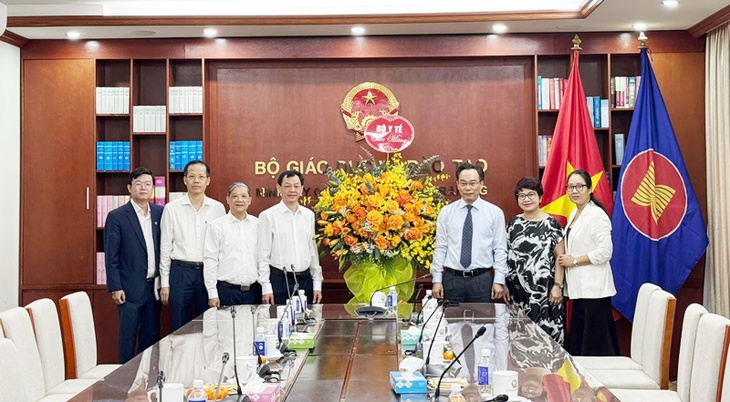 Thứ trưởng Bộ Y tế Nguyễn Tri Thức chúc mừng Bộ Giáo dục và Đào tạo Ngày Nhà giáo Việt Nam- Ảnh 1. Thứ trưởng Bộ Y tế Nguyễn Tri Thức chúc mừng Bộ Giáo dục và Đào tạo Ngày Nhà giáo Việt Nam- Ảnh 1.