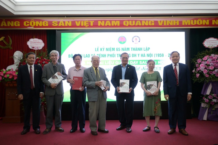 65 năm Bộ môn Lao và Bệnh phổi: Góp phần đào tạo đội ngũ nhân lực y tế chuyên khoa bảo vệ sức khỏe phổi
- Ảnh 4. 65 năm Bộ môn Lao và Bệnh phổi: Góp phần đào tạo đội ngũ nhân lực y tế chuyên khoa bảo vệ sức khỏe phổi
- Ảnh 4.