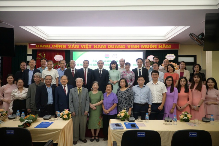 65 năm Bộ môn Lao và Bệnh phổi: Góp phần đào tạo đội ngũ nhân lực y tế chuyên khoa bảo vệ sức khỏe phổi
- Ảnh 5. 65 năm Bộ môn Lao và Bệnh phổi: Góp phần đào tạo đội ngũ nhân lực y tế chuyên khoa bảo vệ sức khỏe phổi
- Ảnh 5.