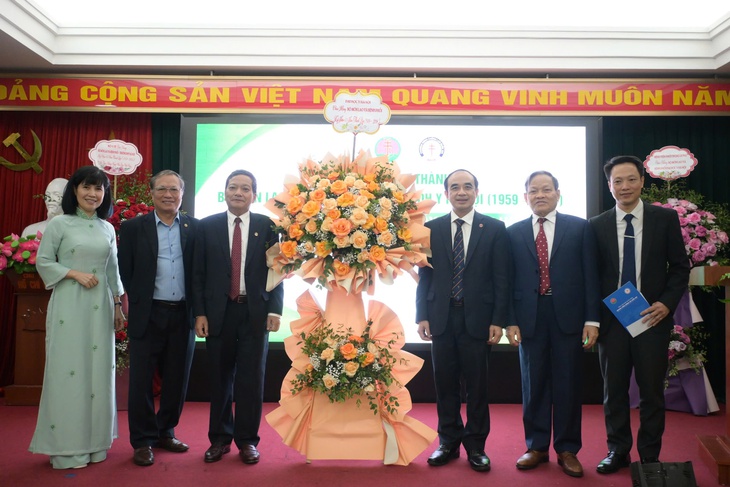 65 năm Bộ môn Lao và Bệnh phổi: Góp phần đào tạo đội ngũ nhân lực y tế chuyên khoa bảo vệ sức khỏe phổi
- Ảnh 3. 65 năm Bộ môn Lao và Bệnh phổi: Góp phần đào tạo đội ngũ nhân lực y tế chuyên khoa bảo vệ sức khỏe phổi
- Ảnh 3.