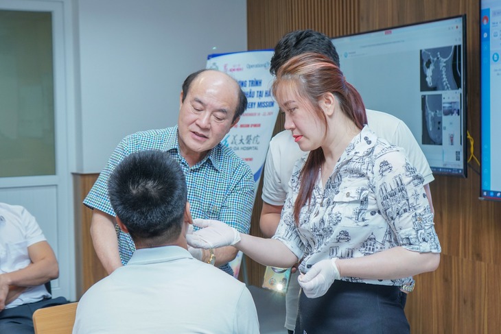 Vi phẫu tạo hình cho bé 11 tuổi bị tai nạn pháo nổ làm vỡ hàm, mất môi
- Ảnh 1.