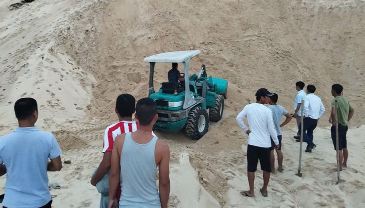 Một học sinh bị cát vùi tử vong khi đang chơi cùng nhóm bạn- Ảnh 1. Một học sinh bị cát vùi tử vong khi đang chơi cùng nhóm bạn- Ảnh 1.