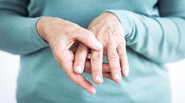 một người bị đau khớp ở ngón tay