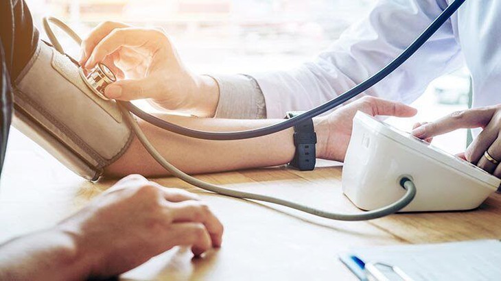 một người đang kiểm tra huyết áp