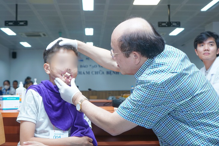 Vi phẫu tạo hình cho bé 11 tuổi bị tai nạn pháo nổ làm vỡ hàm, mất môi
- Ảnh 2.