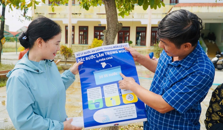 Nhân viên y tế ‘xắn tay’ dọn bệnh viện sau lũ rút, ổn định khám, chữa bệnh, phòng chống dịch - Ảnh 13. Nhân viên y tế ‘xắn tay’ dọn bệnh viện sau lũ rút, ổn định khám, chữa bệnh, phòng chống dịch - Ảnh 13.