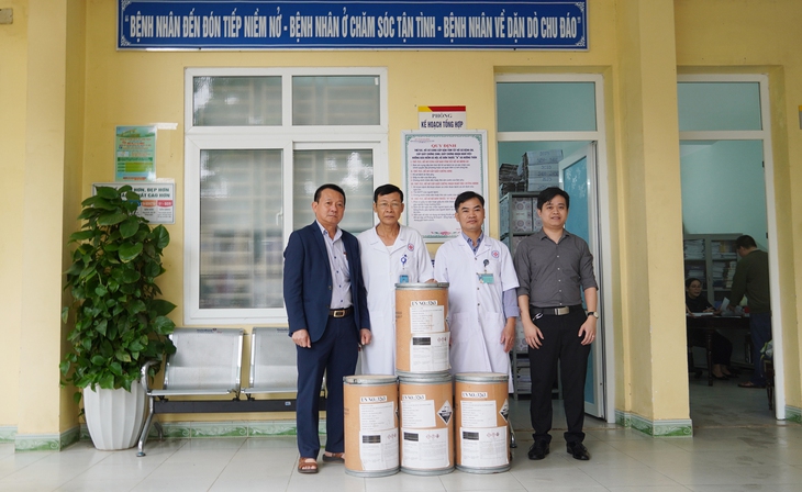 Nhân viên y tế ‘xắn tay’ dọn bệnh viện sau lũ rút, ổn định khám, chữa bệnh, phòng chống dịch - Ảnh 7. Nhân viên y tế ‘xắn tay’ dọn bệnh viện sau lũ rút, ổn định khám, chữa bệnh, phòng chống dịch - Ảnh 7.