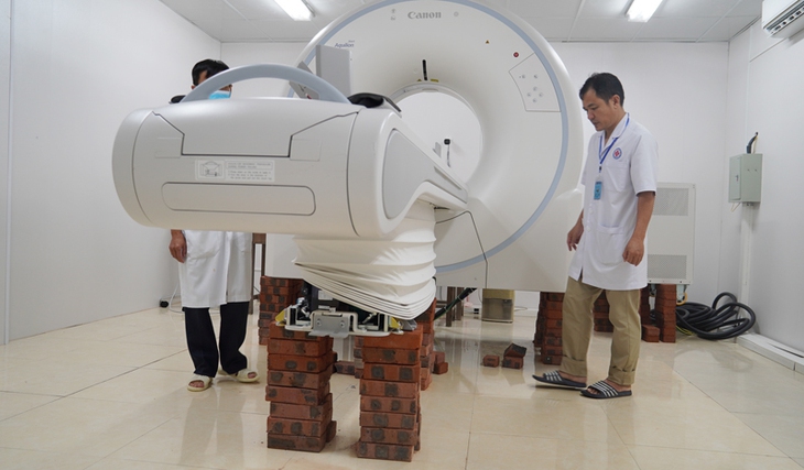 Nhân viên y tế ‘xắn tay’ dọn bệnh viện sau lũ rút, ổn định khám, chữa bệnh, phòng chống dịch - Ảnh 3. Nhân viên y tế ‘xắn tay’ dọn bệnh viện sau lũ rút, ổn định khám, chữa bệnh, phòng chống dịch - Ảnh 3.