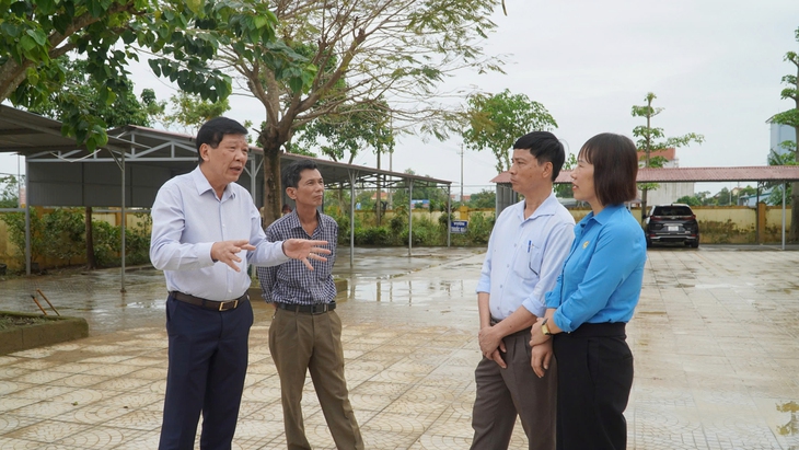 Nhân viên y tế ‘xắn tay’ dọn bệnh viện sau lũ rút, ổn định khám, chữa bệnh, phòng chống dịch - Ảnh 10. Nhân viên y tế ‘xắn tay’ dọn bệnh viện sau lũ rút, ổn định khám, chữa bệnh, phòng chống dịch - Ảnh 10.