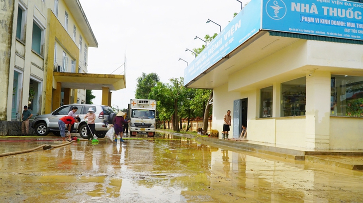 Nhân viên y tế ‘xắn tay’ dọn bệnh viện sau lũ rút, ổn định khám, chữa bệnh, phòng chống dịch - Ảnh 9. Nhân viên y tế ‘xắn tay’ dọn bệnh viện sau lũ rút, ổn định khám, chữa bệnh, phòng chống dịch - Ảnh 9.