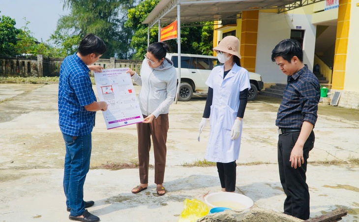 Nhân viên y tế ‘xắn tay’ dọn bệnh viện sau lũ rút, ổn định khám, chữa bệnh, phòng chống dịch - Ảnh 12. Nhân viên y tế ‘xắn tay’ dọn bệnh viện sau lũ rút, ổn định khám, chữa bệnh, phòng chống dịch - Ảnh 12.
