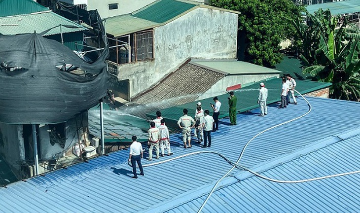 Đội phòng cháy cơ sở giúp dập tắt đám cháy nhà dân- Ảnh 2.