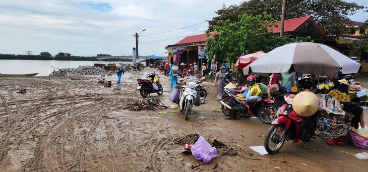 Nhân viên y tế ‘xắn tay’ dọn bệnh viện sau lũ rút, ổn định khám, chữa bệnh, phòng chống dịch - Ảnh 11. Nhân viên y tế ‘xắn tay’ dọn bệnh viện sau lũ rút, ổn định khám, chữa bệnh, phòng chống dịch - Ảnh 11.