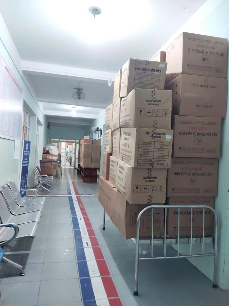 Nhân viên y tế ‘xắn tay’ dọn bệnh viện sau lũ rút, ổn định khám, chữa bệnh, phòng chống dịch - Ảnh 4. Nhân viên y tế ‘xắn tay’ dọn bệnh viện sau lũ rút, ổn định khám, chữa bệnh, phòng chống dịch - Ảnh 4.