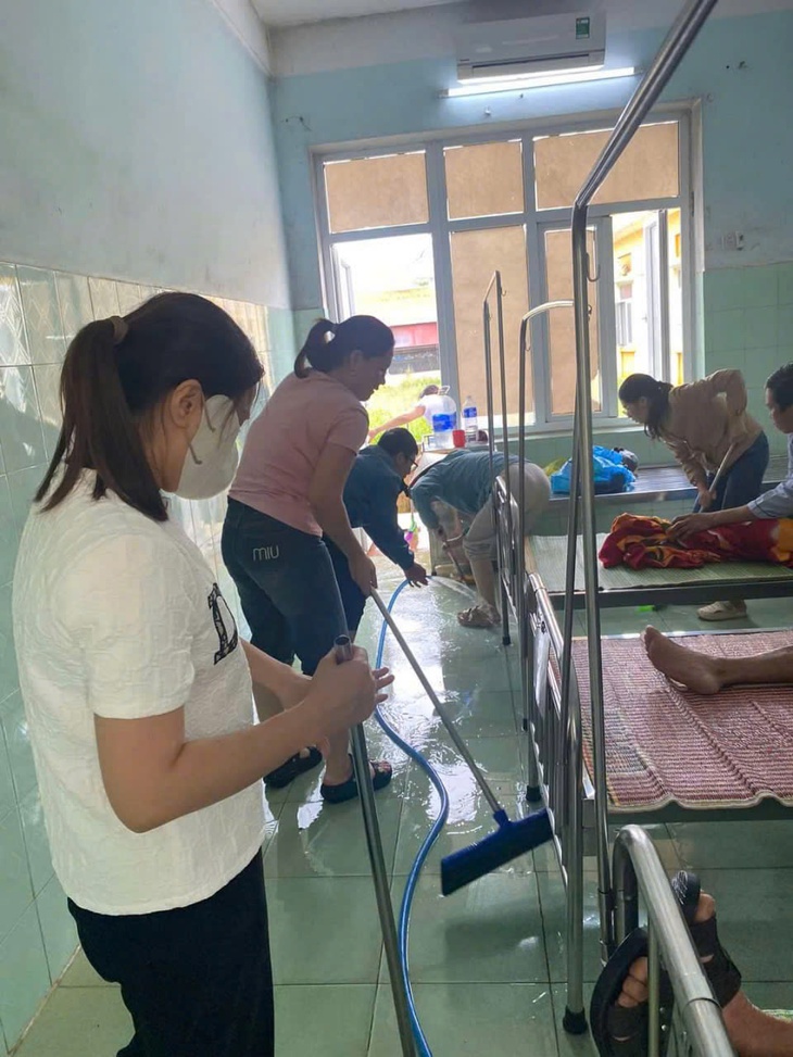 Nhân viên y tế ‘xắn tay’ dọn bệnh viện sau lũ rút, ổn định khám, chữa bệnh, phòng chống dịch - Ảnh 8. Nhân viên y tế ‘xắn tay’ dọn bệnh viện sau lũ rút, ổn định khám, chữa bệnh, phòng chống dịch - Ảnh 8.
