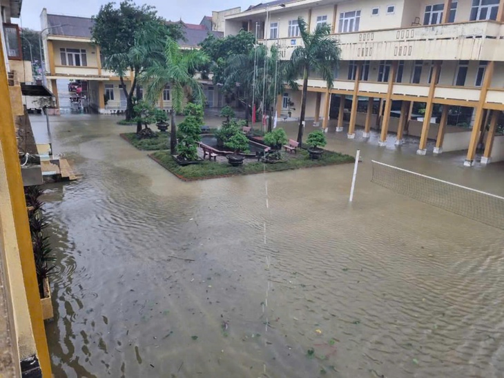 Nhân viên y tế ‘xắn tay’ dọn bệnh viện sau lũ rút, ổn định khám, chữa bệnh, phòng chống dịch - Ảnh 1. Nhân viên y tế ‘xắn tay’ dọn bệnh viện sau lũ rút, ổn định khám, chữa bệnh, phòng chống dịch - Ảnh 1.