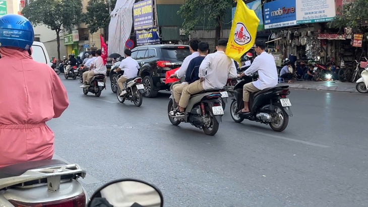 Xác minh nhóm thanh niên đầu trần đi xe máy cầm cờ diễu phố- Ảnh 3. Xác minh nhóm thanh niên đầu trần đi xe máy cầm cờ diễu phố- Ảnh 3.