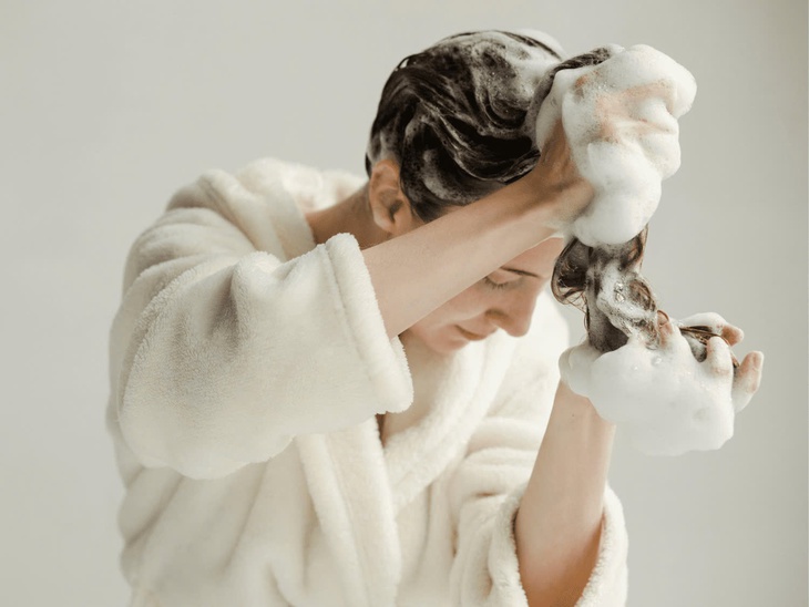Tóc dầu có nên gội đầu hàng ngày không?- Ảnh 2.