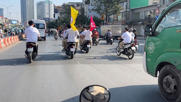 Xác minh nhóm thanh niên đầu trần đi xe máy cầm cờ diễu phố- Ảnh 4. Xác minh nhóm thanh niên đầu trần đi xe máy cầm cờ diễu phố- Ảnh 4.