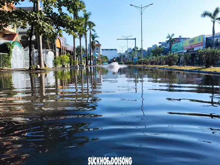 Triều cường đạt đỉnh gây ngập sâu tại Hạ Long - Ảnh 1. Triều cường đạt đỉnh gây ngập sâu tại Hạ Long - Ảnh 1.