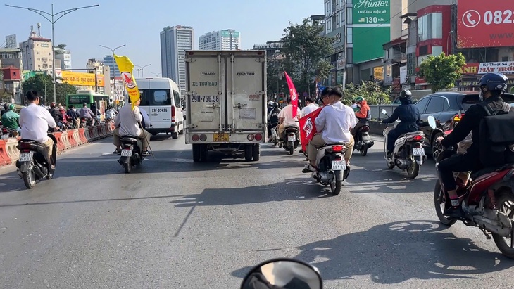 Xác minh nhóm thanh niên đầu trần đi xe máy cầm cờ diễu phố- Ảnh 2. Xác minh nhóm thanh niên đầu trần đi xe máy cầm cờ diễu phố- Ảnh 2.