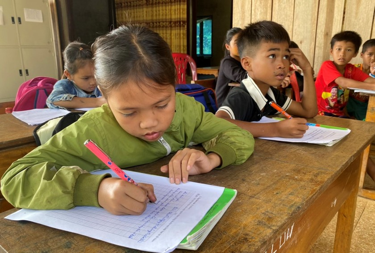 Những nhà giáo giữ mạch tri thức dưới tán rừng Trường Sơn- Ảnh 1.