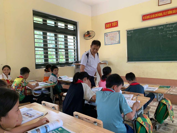 Nỗi niềm của thầy giáo bị suy thận, chỉ sợ không còn được đứng trên bục giảng- Ảnh 2. Nỗi niềm của thầy giáo bị suy thận, chỉ sợ không còn được đứng trên bục giảng- Ảnh 2.
