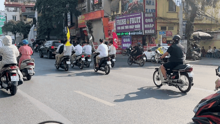 Vụ nhóm thanh niên đi xe máy đầu trần cầm cờ diễu phố, phạt cả học sinh và phụ huynh- Ảnh 4.
Vụ nhóm thanh niên đi xe máy đầu trần cầm cờ diễu phố, phạt cả học sinh và phụ huynh- Ảnh 4.