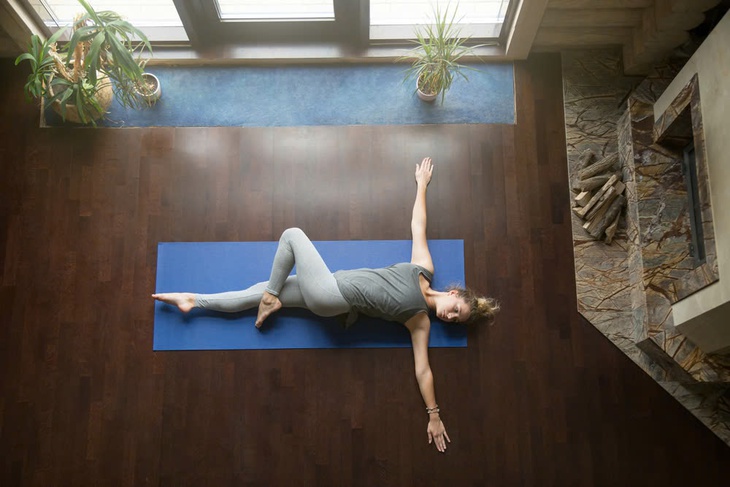 5 tư thế yoga tập ngay trên giường khởi động buổi sáng- Ảnh 3. 5 tư thế yoga tập ngay trên giường khởi động buổi sáng- Ảnh 3.